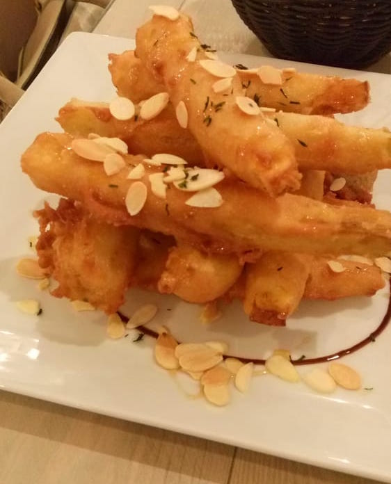 Berenjena en tempura con almendras tostadas y miel de brezo - El Trassiego