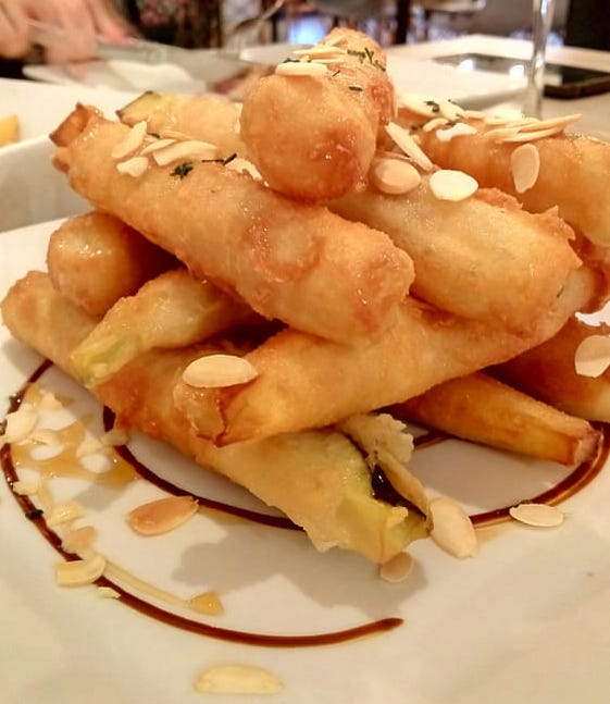 Berenjena en tempura con almendras tostadas y miel de brezo - El Trassiego