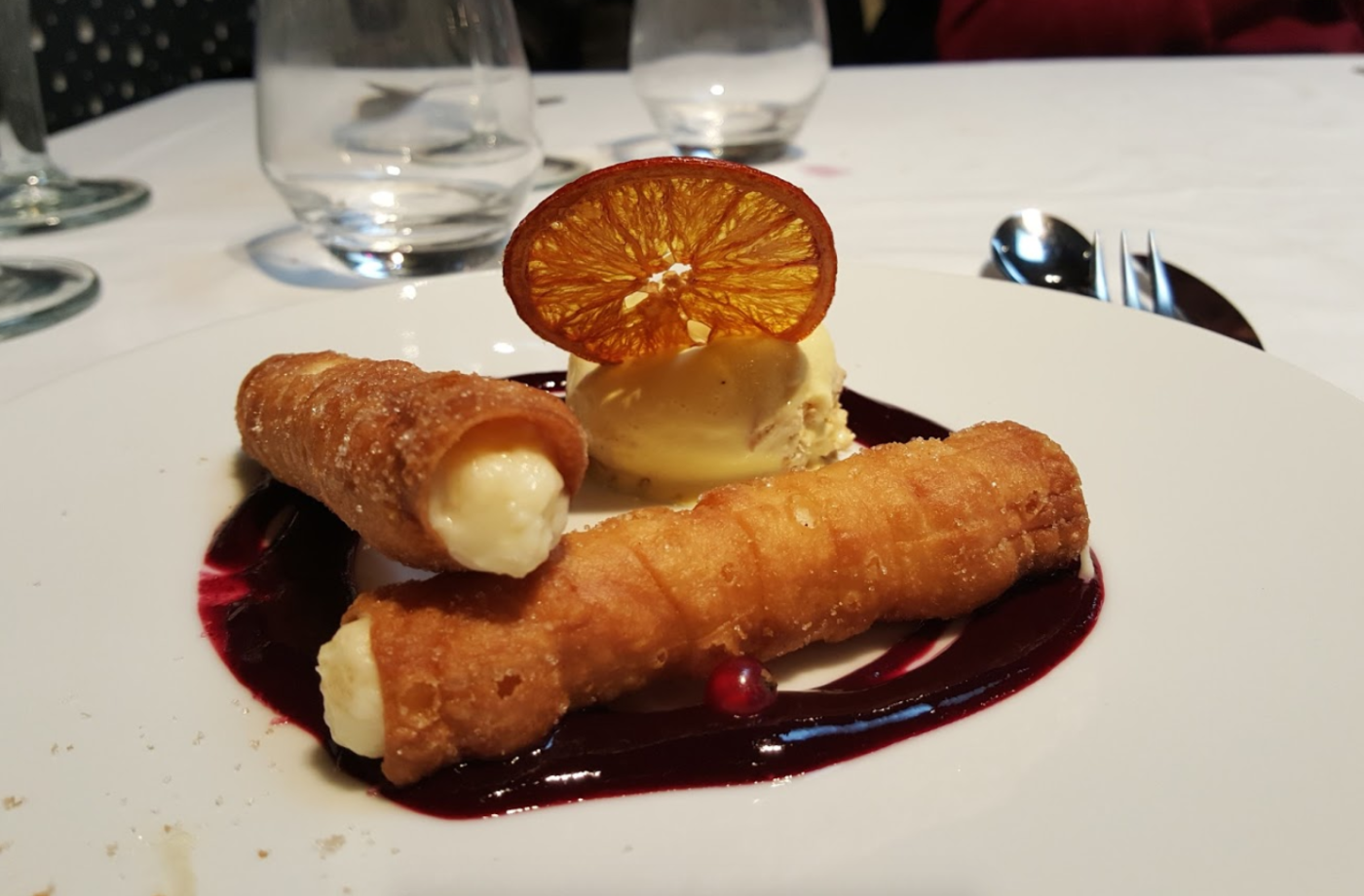 Canutillo relleno de crema con helado de Galleta María - La Fábrica Restaurante