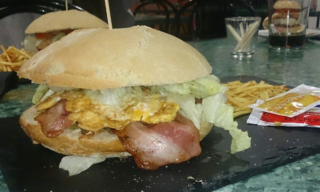 Hamburguesa con bacon, queso y huevo - Lys