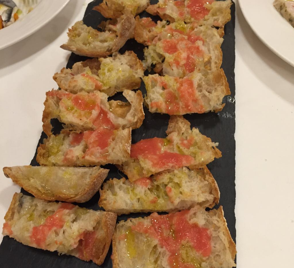 Pan cristal con tomate y aceite de oliva virgen extra - Taberna la Favorita